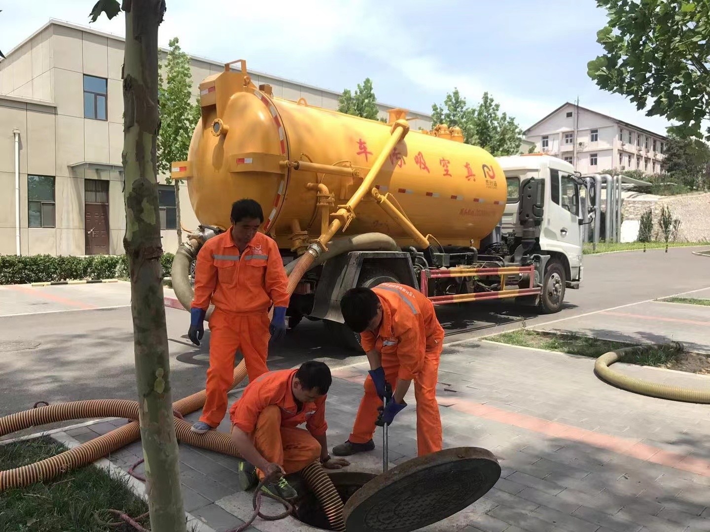 顺义管道疏通车停在窨井附近