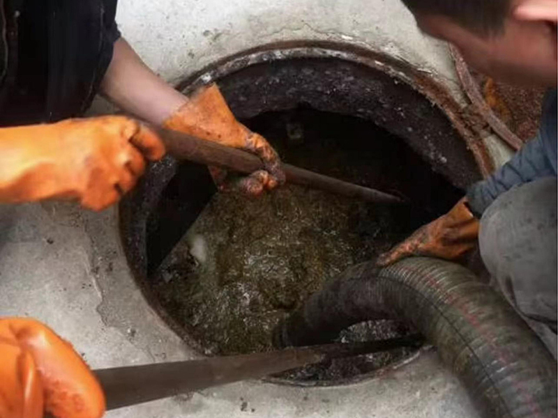 顺义清理化粪池时如何避免沼气的危害？